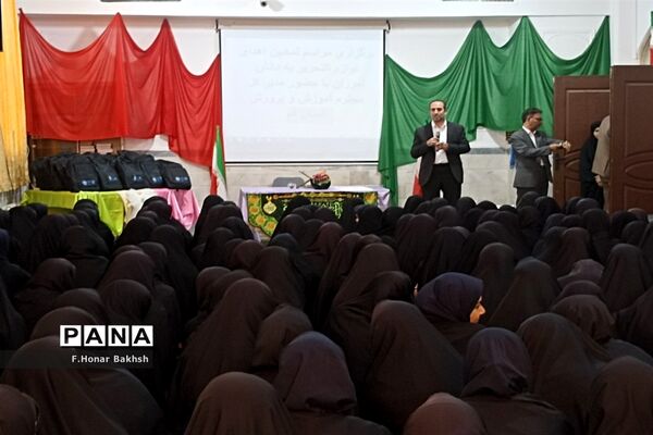 مراسم نمادین اهداء لوازم التحریر به دانش‌آموزان در قم