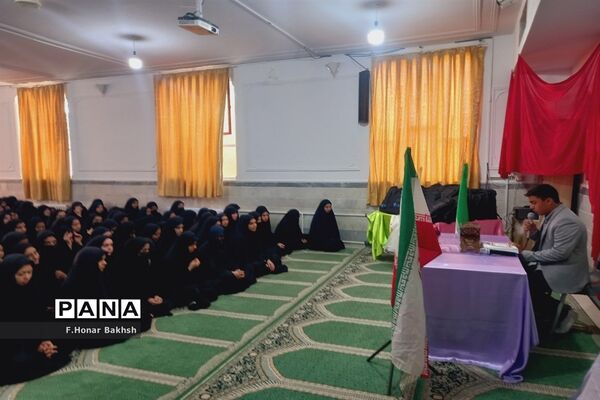 مراسم نمادین اهداء لوازم التحریر به دانش‌آموزان در قم