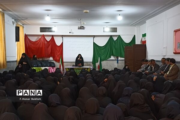 مراسم نمادین اهداء لوازم التحریر به دانش‌آموزان در قم