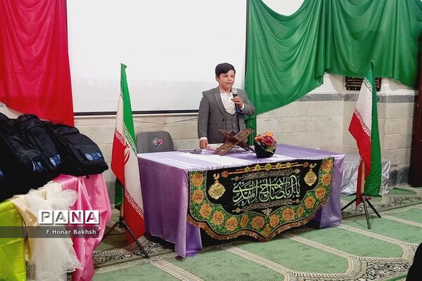 مراسم نمادین اهداء لوازم التحریر به دانش‌آموزان در قم