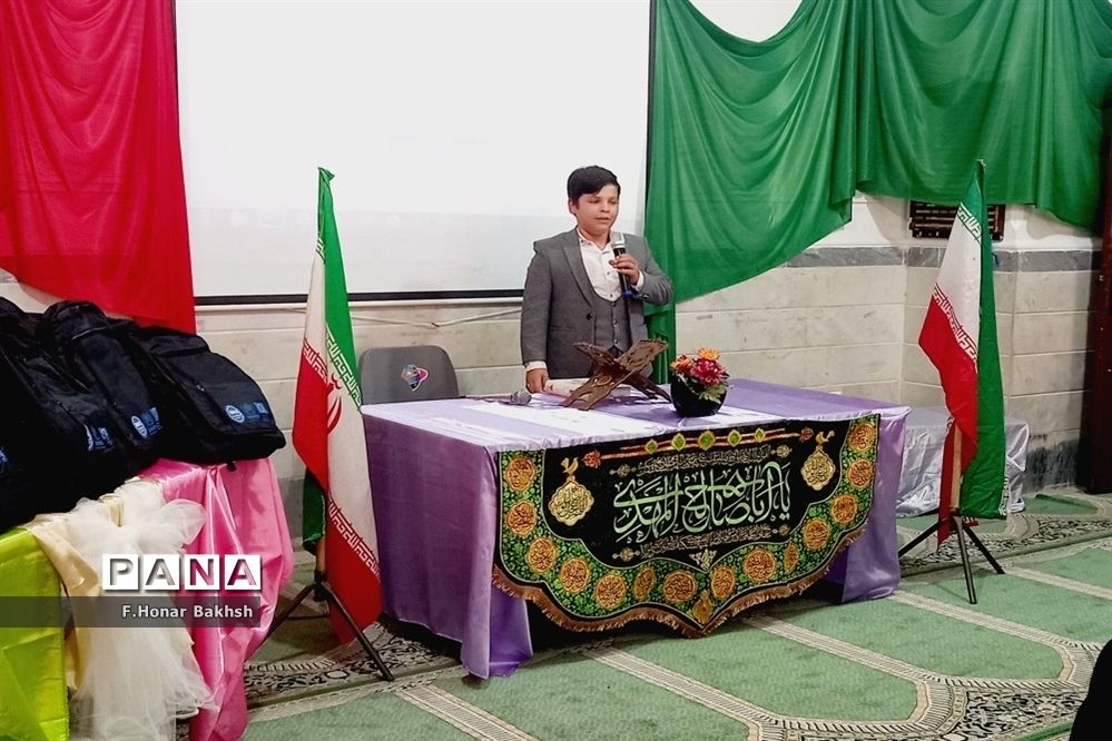 مراسم نمادین اهداء لوازم التحریر به دانش‌آموزان در قم