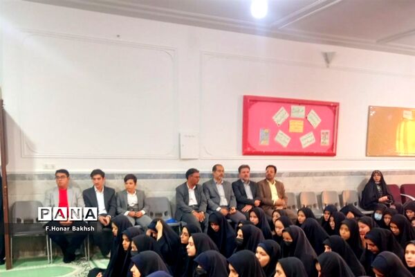 مراسم نمادین اهداء لوازم التحریر به دانش‌آموزان در قم