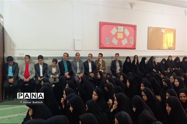 مراسم نمادین اهداء لوازم التحریر به دانش‌آموزان در قم