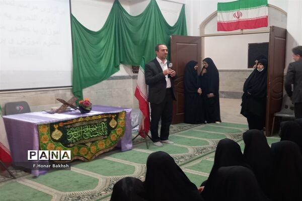 مراسم نمادین اهداء لوازم التحریر به دانش‌آموزان در قم