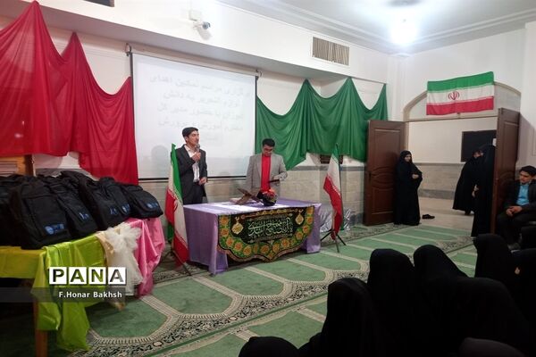 مراسم نمادین اهداء لوازم التحریر به دانش‌آموزان در قم