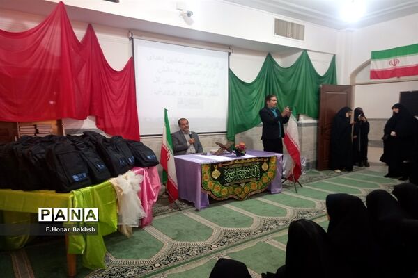 مراسم نمادین اهداء لوازم التحریر به دانش‌آموزان در قم