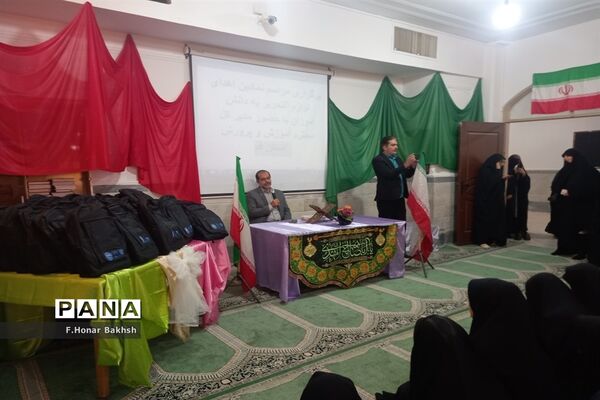 مراسم نمادین اهداء لوازم التحریر به دانش‌آموزان در قم