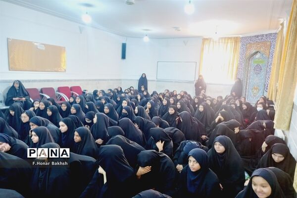 مراسم نمادین اهداء لوازم التحریر به دانش‌آموزان در قم