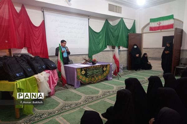مراسم نمادین اهداء لوازم التحریر به دانش‌آموزان در قم