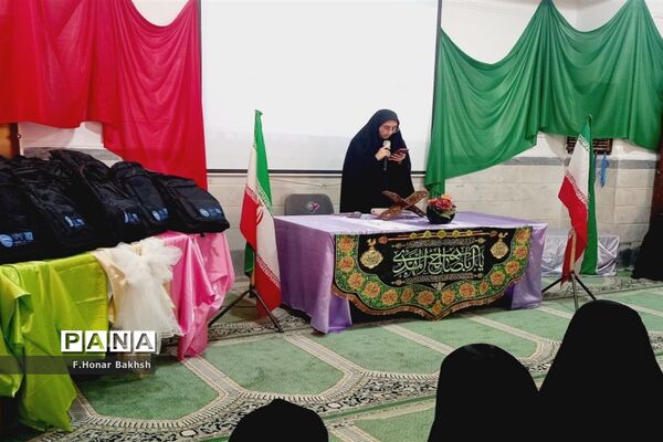 مراسم نمادین اهداء لوازم التحریر به دانش‌آموزان در قم