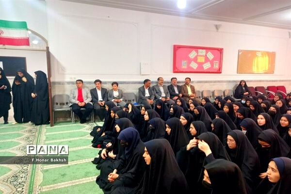 مراسم نمادین اهداء لوازم التحریر به دانش‌آموزان در قم