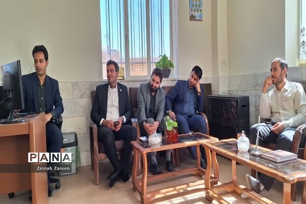 بازدید یک روزه رئیس اداره فرهنگی هنری و کارشناسان اداره کل آموزش و استان یزد از شهرستان مهریز