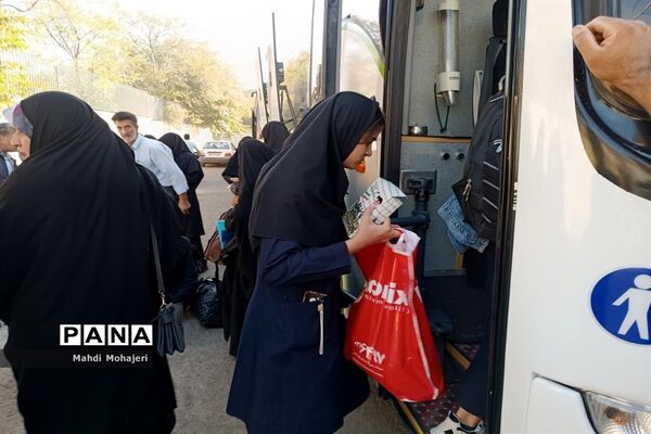 مراسم اعزام ۲۰۰ دانش‌آموز دختر به راهیان نور غرب کشور