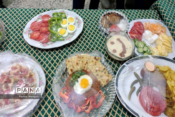 جشنواره صبحانه سالم در دبیرستان متوسطه اول توحید شهرستان خاتم