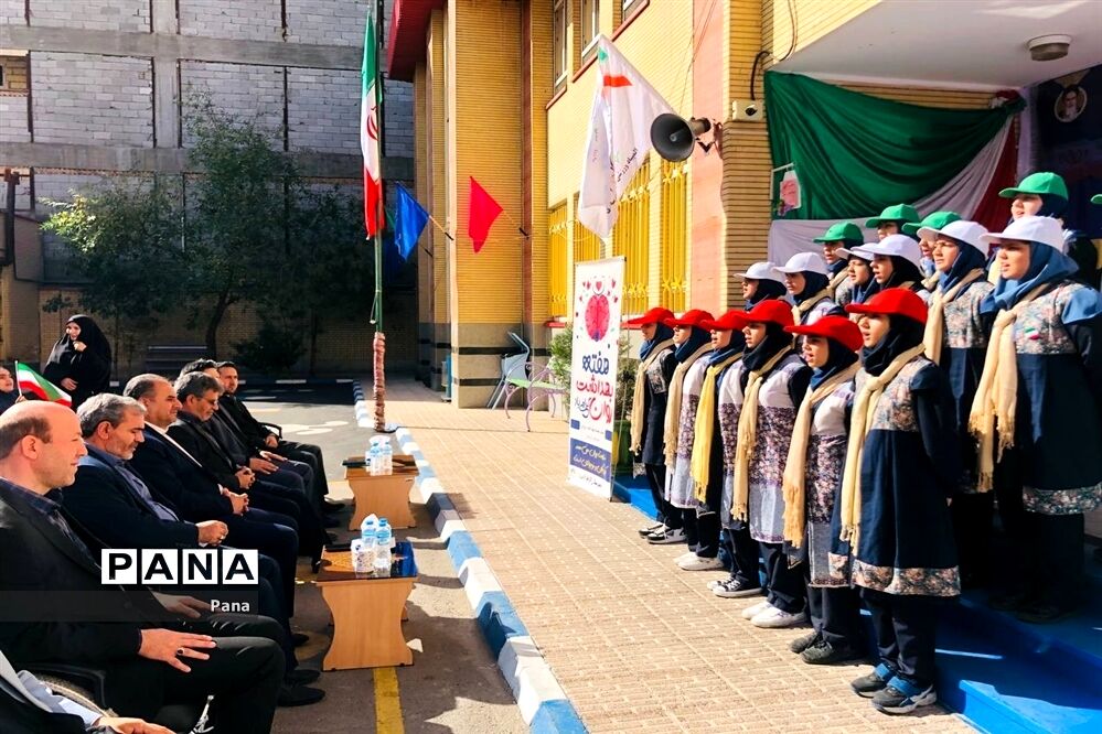 نواختن زنگ هفته بهداشت