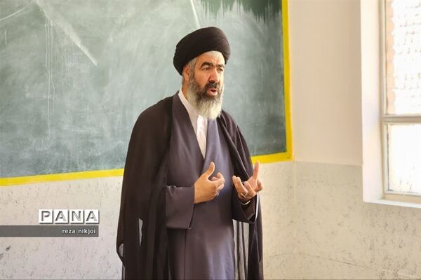 امام جمعه بخش گلستان در آموزشگاه شهید شریعت ناصری