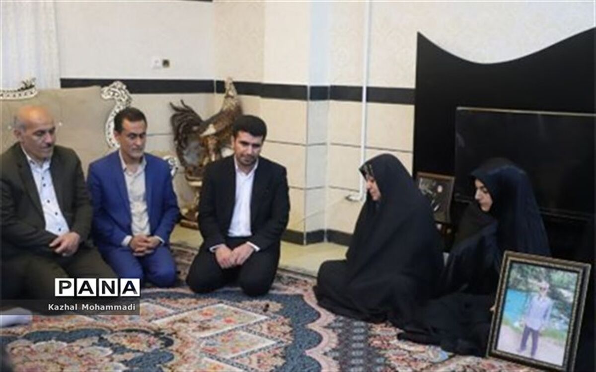 دیدار معاون وزیر آموزش و پرورش با خانواده شهید فرهنگی در رامیان