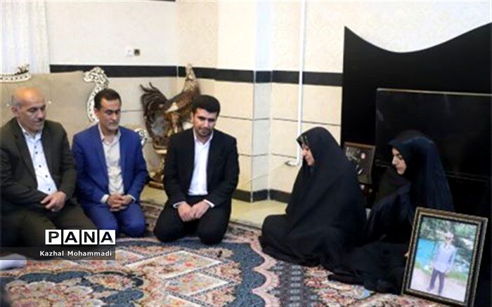 دیدار معاون وزیر آموزش و پرورش با خانواده شهید فرهنگی در رامیان