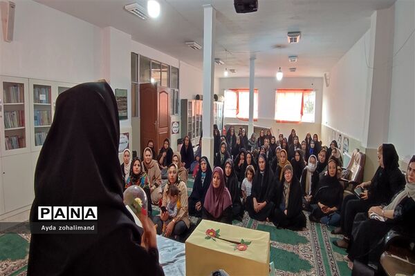 جلسه انجمن اولیا و مربیان در مدرسه هاجر شهرستان رباط کریم