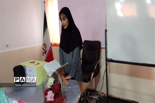 جلسه انجمن اولیا و مربیان در مدرسه هاجر شهرستان رباط کریم