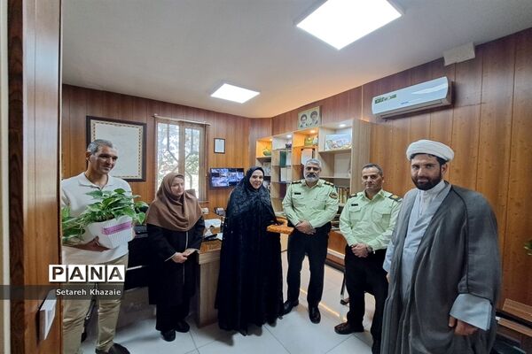 تقدیر از کارکنان نیروی انتظامی در راستای هفته نیروی انتظامی در دبستان دخترانه حاج تقی احدیان