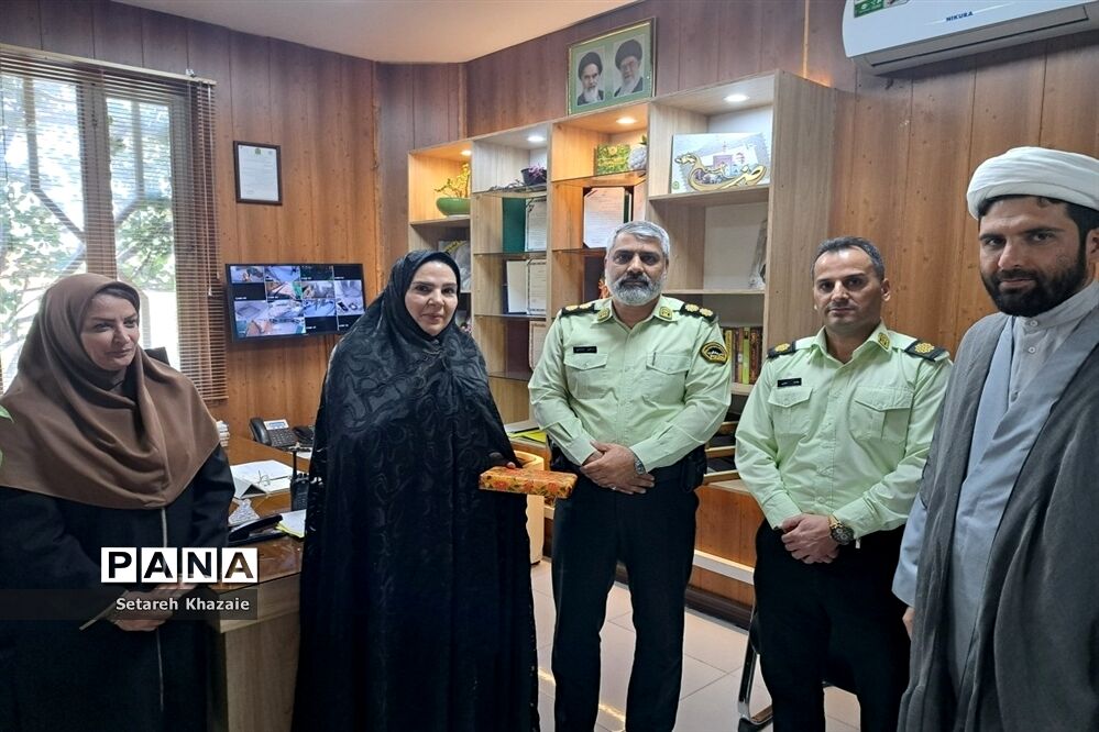 تقدیر از کارکنان نیروی انتظامی در راستای هفته نیروی انتظامی در دبستان دخترانه حاج تقی احدیان