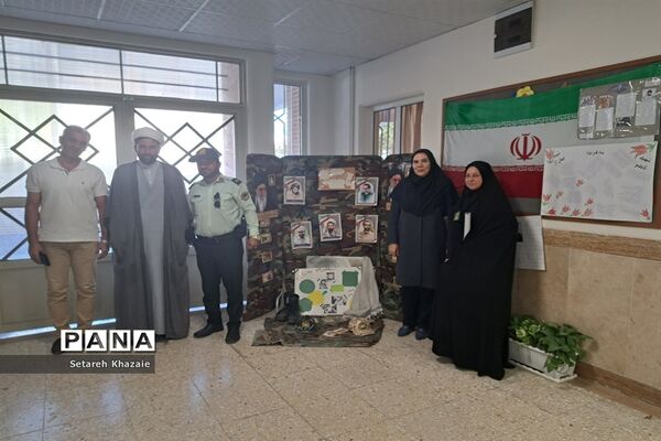 تقدیر از کارکنان نیروی انتظامی در راستای هفته نیروی انتظامی در دبستان دخترانه حاج تقی احدیان