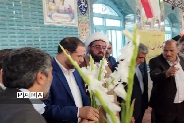 تجدید پیمان وزیر آموزش و پرورش و هیات همراه با شهدا در اقلید