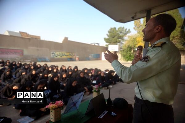 حضور جانشین فرماندهی انتظامی شهرستان کاشمر در دبیرستان الزهرا