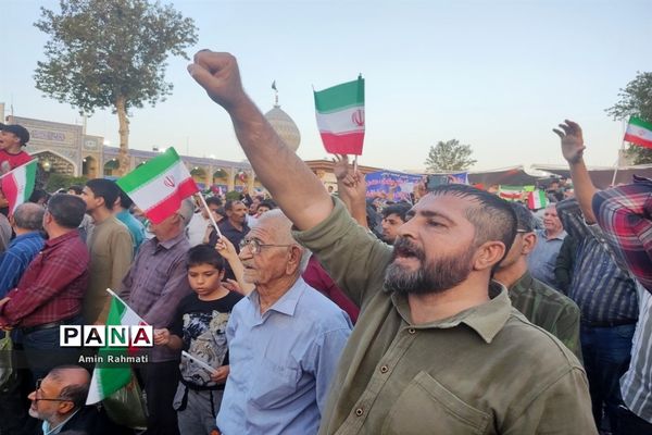 استقبال مردم شیراز از رئیس جمهوری در حرم مطهر شاهچراغ (ع)