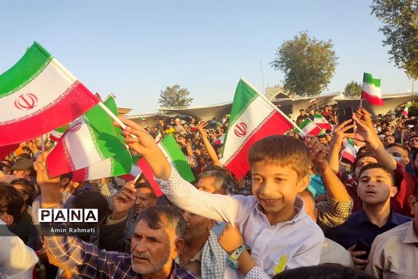 استقبال مردم شیراز از رئیس جمهوری در حرم مطهر شاهچراغ (ع)