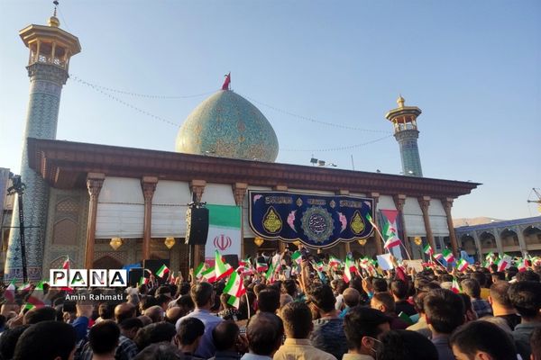 استقبال مردم شیراز از رئیس جمهوری در حرم مطهر شاهچراغ (ع)