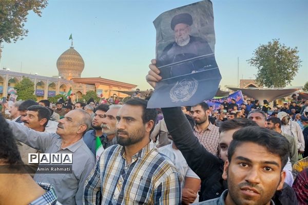 استقبال مردم شیراز از رئیس جمهوری در حرم مطهر شاهچراغ (ع)