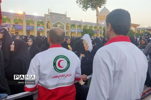 استقبال مردم شیراز از رئیس جمهوری در حرم مطهر شاهچراغ (ع)