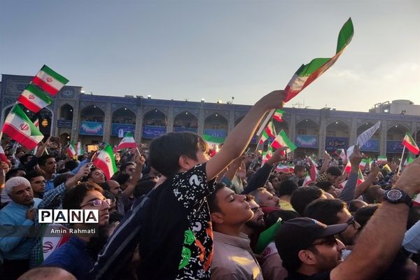 استقبال مردم شیراز از رئیس جمهوری در حرم مطهر شاهچراغ (ع)