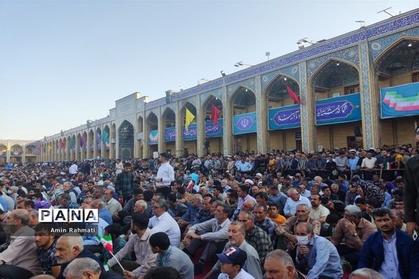 استقبال مردم شیراز از رئیس جمهوری در حرم مطهر شاهچراغ (ع)