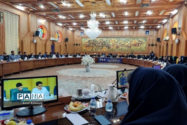 نشست صمیمانه نمایندگان دانش‌آموزان استان فارس با وزیر آموزش و پرورش
