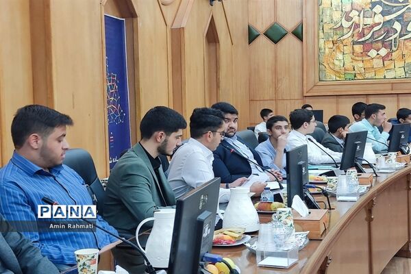 نشست صمیمانه نمایندگان دانش‌آموزان استان فارس با وزیر آموزش و پرورش