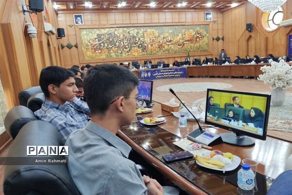 نشست صمیمانه نمایندگان دانش‌آموزان استان فارس با وزیر آموزش و پرورش