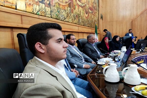 نشست صمیمانه نمایندگان دانش‌آموزان استان فارس با وزیر آموزش و پرورش