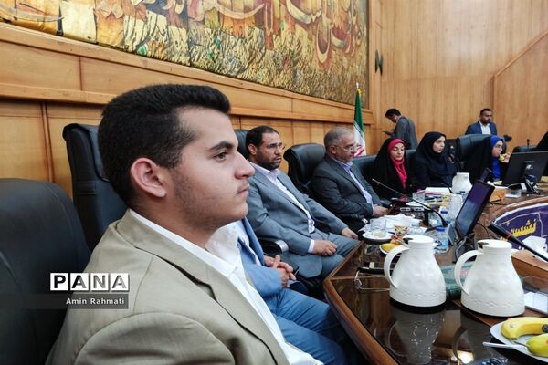 نشست صمیمانه نمایندگان دانش‌آموزان استان فارس با وزیر آموزش و پرورش