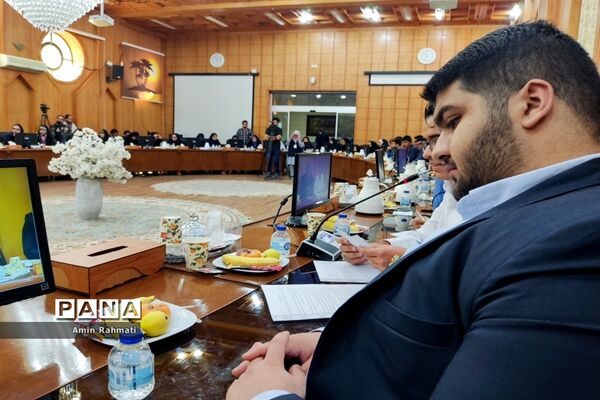 نشست صمیمانه نمایندگان دانش‌آموزان استان فارس با وزیر آموزش و پرورش