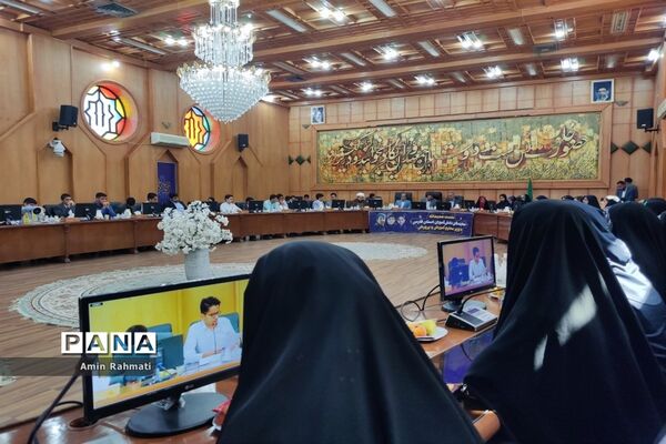 نشست صمیمانه نمایندگان دانش‌آموزان استان فارس با وزیر آموزش و پرورش
