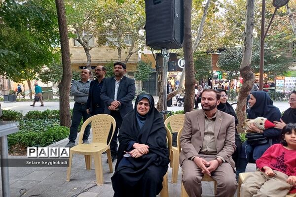 هفته دوم کتابخوانی همگانی در گذرگاه چهارباغ اصفهان