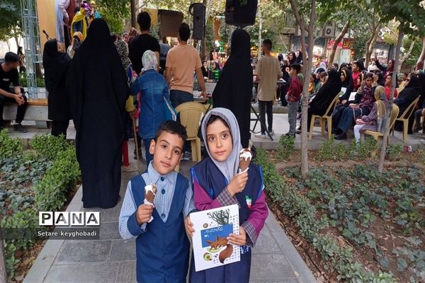 هفته دوم کتابخوانی همگانی در گذرگاه چهارباغ اصفهان