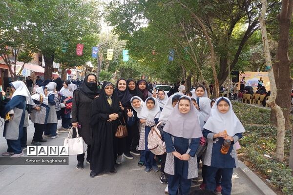هفته دوم کتابخوانی همگانی در گذرگاه چهارباغ اصفهان