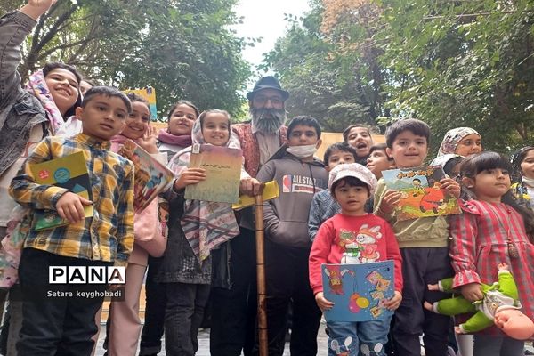 هفته دوم کتابخوانی همگانی در گذرگاه چهارباغ اصفهان