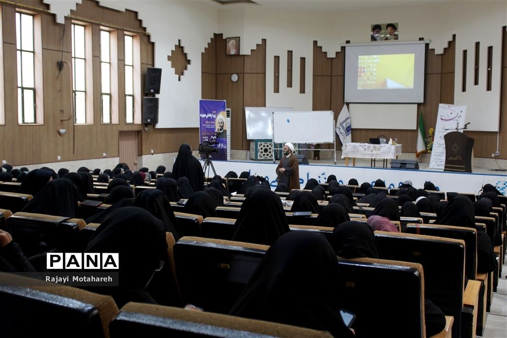 برگزاری( دوره زن، چالش هویت) در دانشگاه اردکان