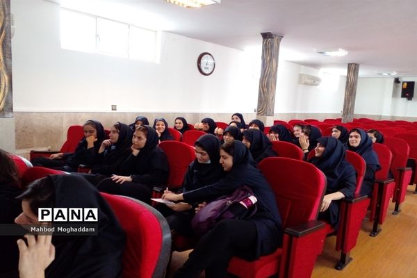 مراسم حافظ خوانی در دبیرستان شهیده قزوینی منطقه ۱۳