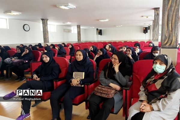 مراسم حافظ خوانی در دبیرستان شهیده قزوینی منطقه ۱۳